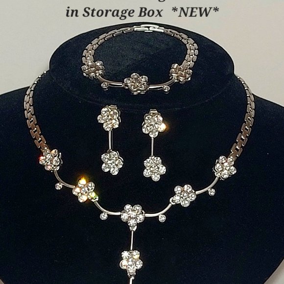 Necklace, Bracelet & Earrings Set (comes in storage box) *NEW* - Picture 3 of 6